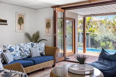 Image de Victoria’s Poolside Emerald Beach stay with Shared Pool, Near Beach and Cafes.