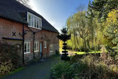 Kentish Oast, Cottage and Barn in stunning private grounds with swimming pool