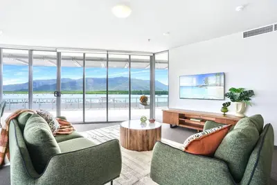 Image de 11 Harbour Lights- Luxury Waterfront 3br Apartment | Ocean Views | Pool + Sauna