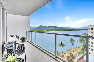 Image de 901 Harbour Lights- Luxury 2br Waterfront Apartment | Stunning Marina Views | Pool + Sauna