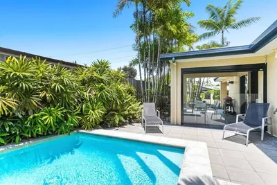 Image de Stay at the Albatross- Tropical Beachside Escape | Cosy 2br Apartment | Pool Access