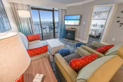 Image de New Remodeled-3br-Grande Cayman Modern Decor Pools