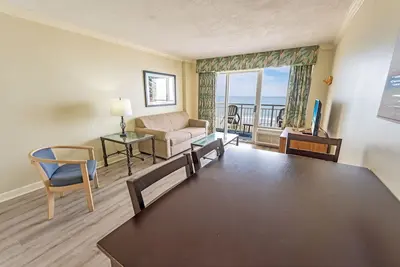 Image de Newly Upgraded, Great View, Direct Sandy Beach 1br!