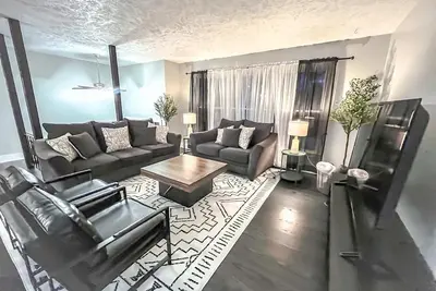 Image de Cozy & Sleek 3 bd 3 b Sleeps 8