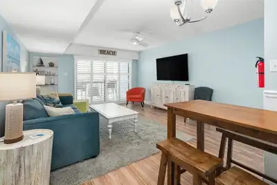 Image de Blue Water Condo - Pool View/ Steps to the Beach!