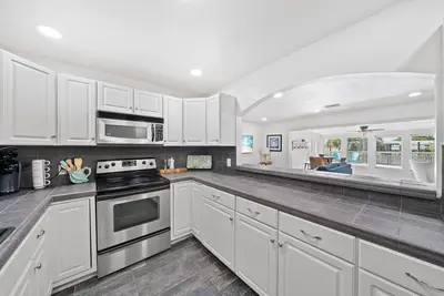 Image de Manatee Cove Waterfront Home\nOnly 5 blocks from the beach!