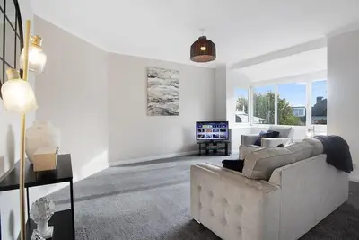 Image de Spacious Living Room & Modern Comforts, Sleeps 4