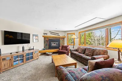 Image de Nostalgic Mountain Getaway, Only a Short Walk to Lifts or River Run!