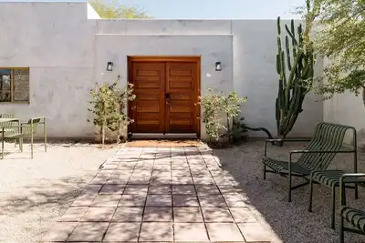 Image de Encanto Saguaro: Chic Adobe Home on Private Land