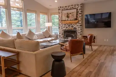 Image de Arrowwood Townhome 4618 - New Listing! Luxury Tri-Level Close to the Pool