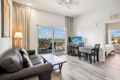 Image de Gulf Views~ Across from Beach~ Heated Pool~ Madeira Bay Resort 1408