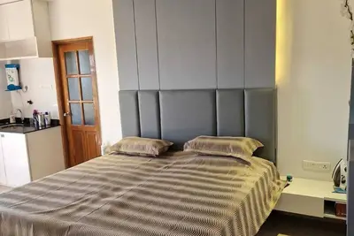 Image de 2 x King Size en suite bedrooms with wardrobes with fridge and filtered water. \n