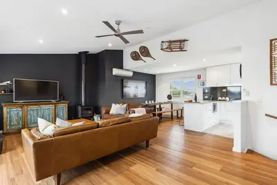 Image de TwentyTwo on Twynam with multiple living and entertaining space