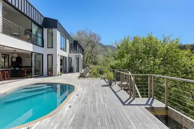 Image de Newly renovated 6 bedroom, 6 bathroom Constantia home. Breathtaking views.
