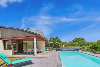 Image de Jardin et piscine - 1km de la plage- Pour 8