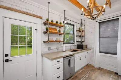Image de Farmhouse - Fire Pit, Grill, Record Player, 10mi to city