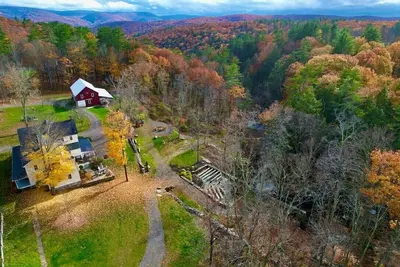 Image de 1880's Farmhouse, W/Private stream & Hot Tub