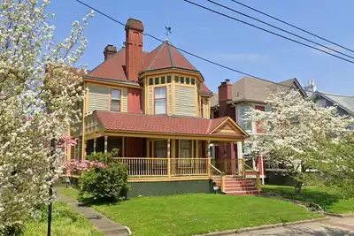 Image de Beautiful historic home close to Louisville - Sleeps 12!