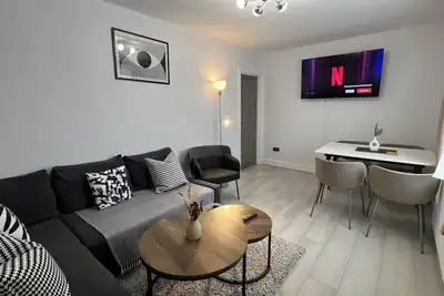 Image de The place: 3-bed ensuite home, king beds! Airport, Free Parking