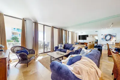 Image de Third-floor, beachfront condo with a pool, hot tub, washer/dryer, & Ac