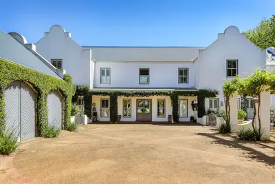 Image de Spacious, farm-styled 5 bedroom Constantia home. Wine tasting&purchases available