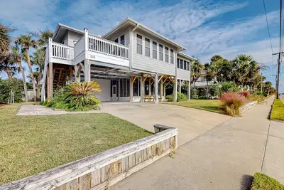 Image de Enchanting & sunlit dog-friendly retreat with generous deck - steps to the sand