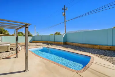 Image de Loma Ne Heights 3 bedroom with Heated Pool/HotTub!