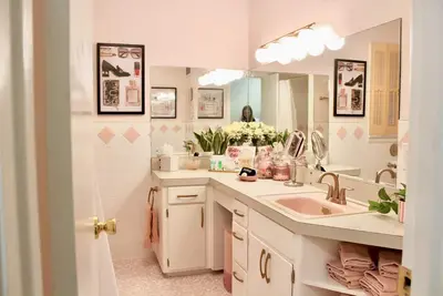 Image de Frankie's Retro Retreat! 1000ft from Msu Campus!