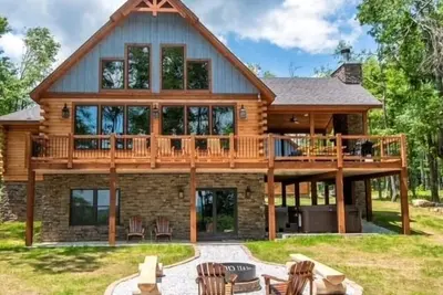 Image de Beau Chateau - enchanting lake villa with hot tub, fireplaces, & generous deck