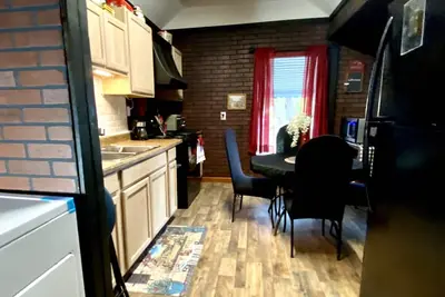 Image de House on Main St. , close to restaurants and entertainment. Miles from Trails!