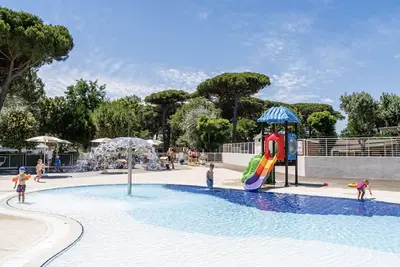 Image de 3 bedroom, 2 bathroom mobile home with veranda, terrace, in Punta Marina camping