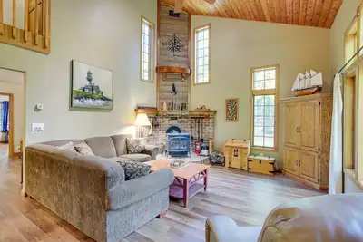 Image de Family-Friendly Home in Sturgeon Bay w/ Backyard