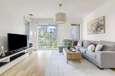 Image de Ringtail Retreat Contemporary Family Comforts