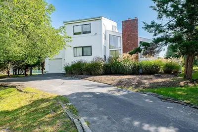 Image de Dog-friendly modern home with private pool and tennis court, grill, W/D, & Ac