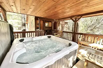 Image de Outlaw | Amazing Spa, Fireplace and Deck!
