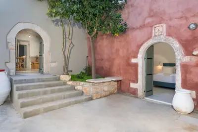 Tholos Cottage, fully renovated house inside Sternes, 15 min drive from Chania