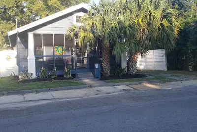 Image de Cozy historic 3bd\/2 w\/screened porch in palms. Steps to white sand beach.