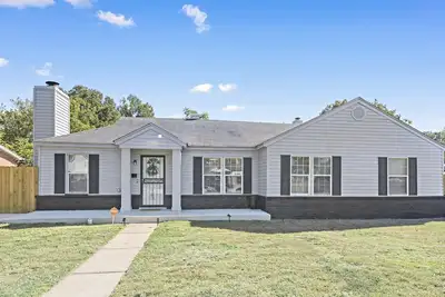 Image de 4 br, 2 bths, sleeps up to 12 has 4 bds, 2 air mattresses, leather sectional.