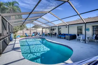 Image de 2 King bed, heated pool, game room, close to Srq