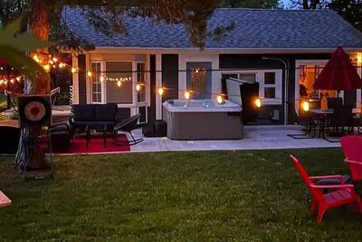 Image de Charming Lakeside Cottage with Hot Tub! ! !