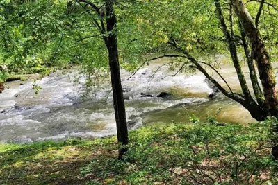 Peaceful Creekside Getaway