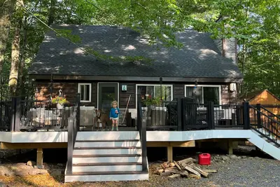Image de Pocono Retreat! Cozy family friendly cabin, pet friendly with tons of amenities!