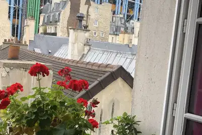 Image de Au cœur du Marais dans le Paris historique avec vue sur le musée Beaubourg.