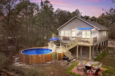 Image de Bay St. Louis Pool, Hot Tub, Ping Pong, Fire Pit, and Grill Waterfront Home