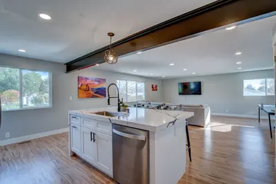 Image de Spacious Home w/ Hot Tub, Ping Pong, Billiards, Air Hockey