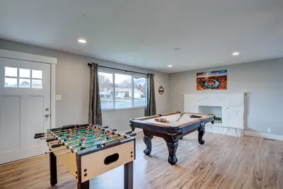 Image de Comfortable Modern Home w/ Hot Tub & Game Room