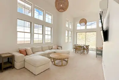 Image de Support Local: New! Makaha Valley Home