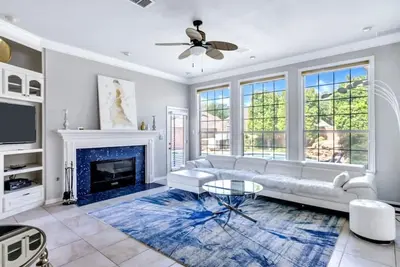 Image de Jacuzzi & Pool 3, 500 Sf Fashion Gallery Home