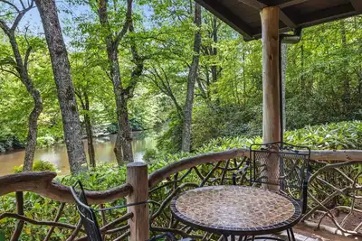 Image de Highlands cabin on scenic pond, 6 min drive to downtown and pet friendly!