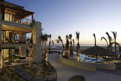 Image de Luxury resort with spa & golf course along Pacific coast near Cabo San Lucas.